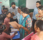 बागपत के सिसाना गांव स्थित प्राथमिक विद्यालय में छात्रा से सवाल पूछती मेरठ आयुक्त व नोडल अधिकार?