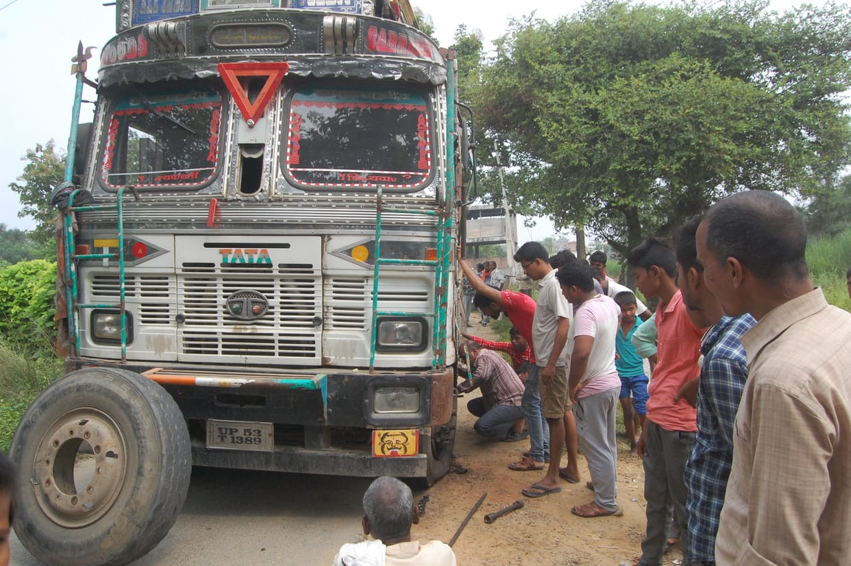 truck worker dies due to current