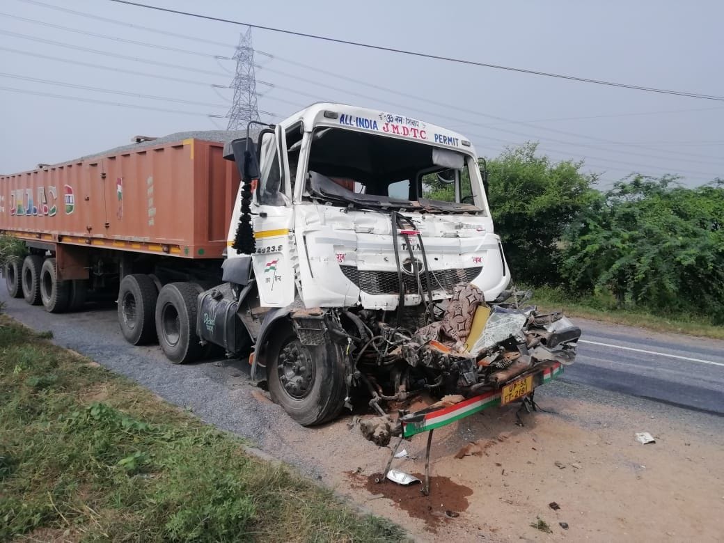Truck driver dies due to collision of traala.
