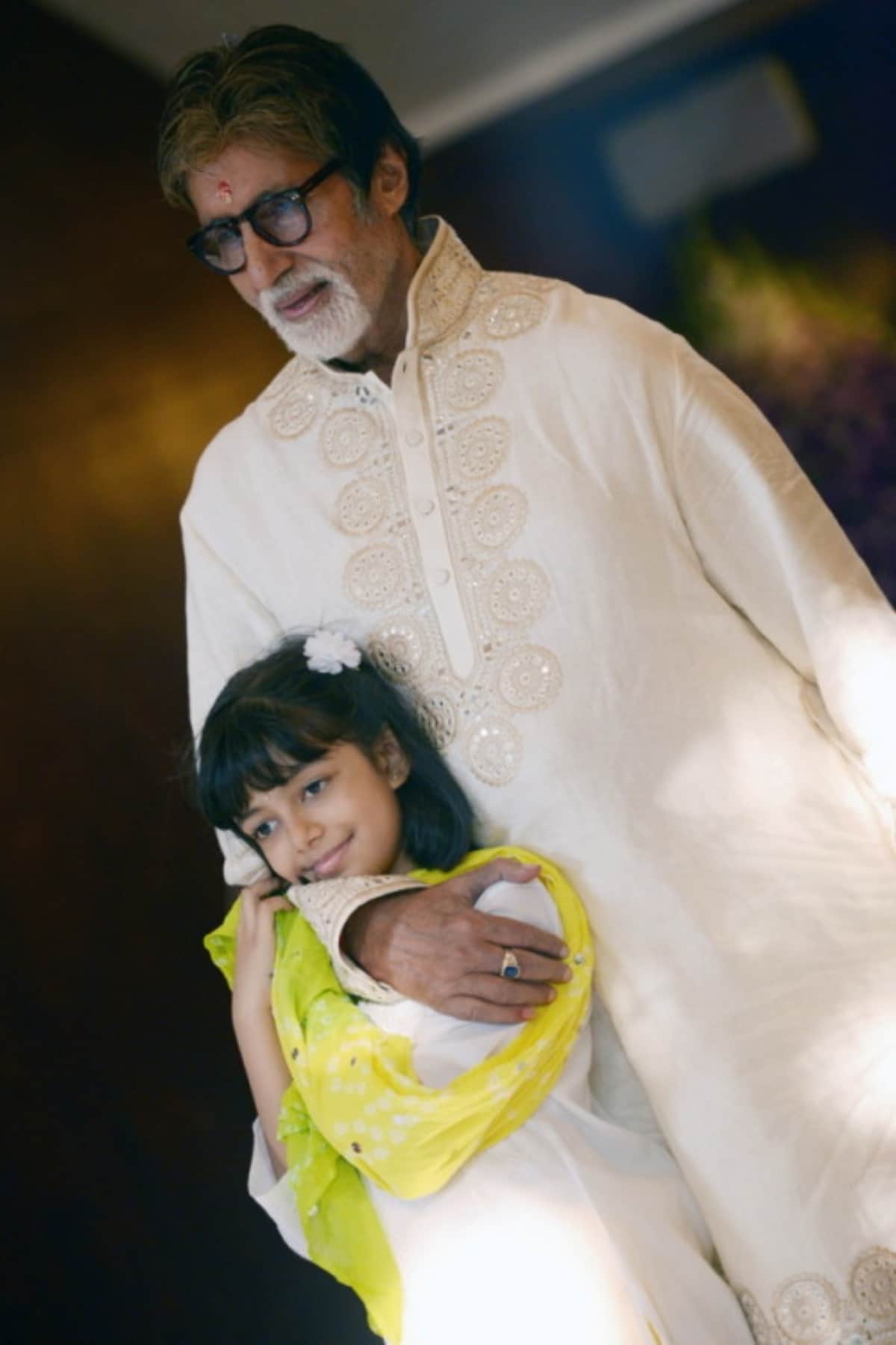 amitabh bachchan discharged from hospital share picture with aaradhya bachchan