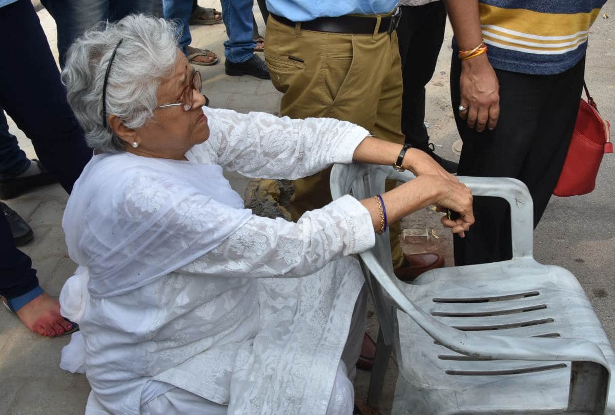 driver thrown out of job climb ut to water tower in lucknow