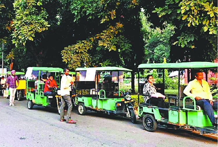 e-rickshaw drivers and punjab university administration clash finished