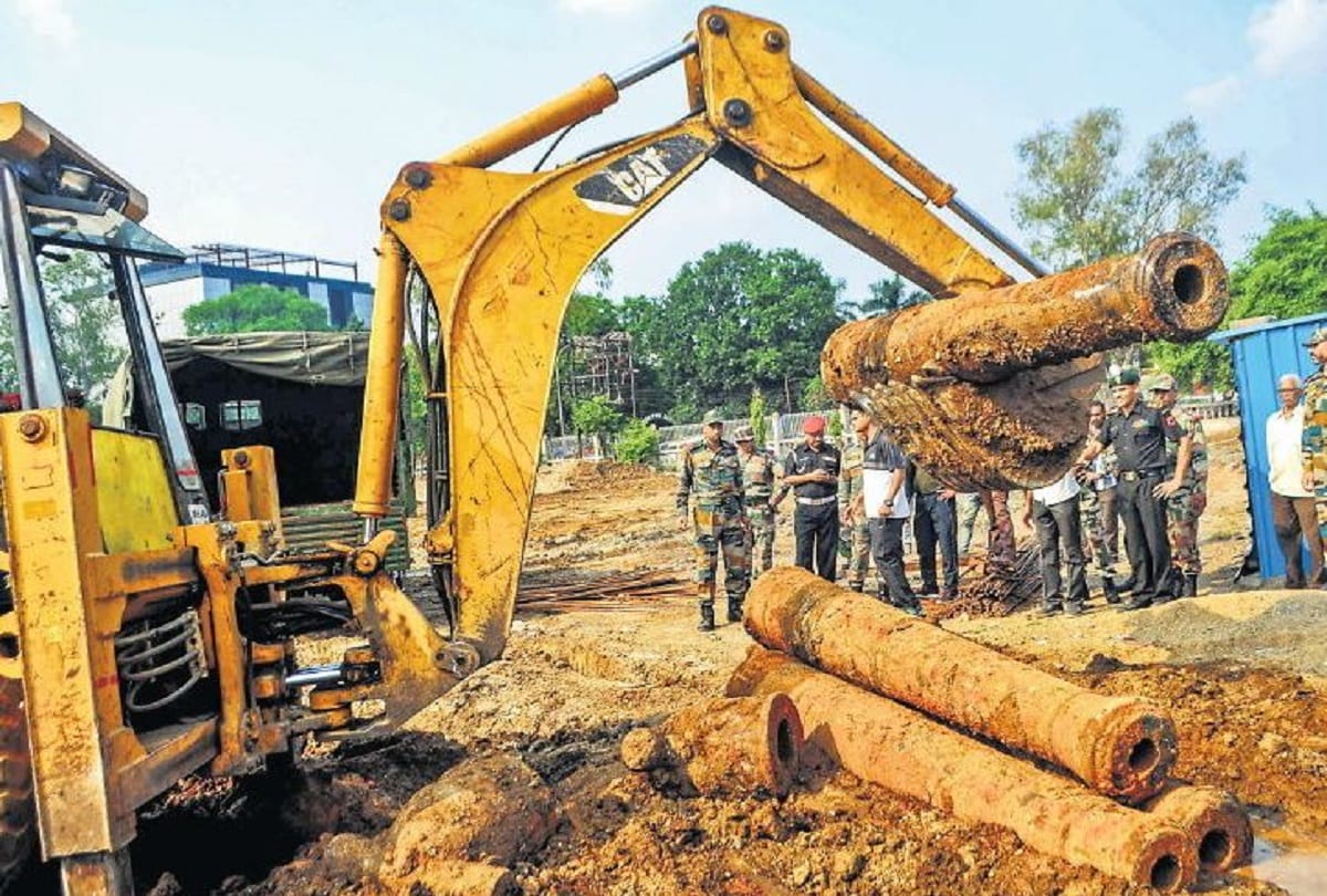 Maharashtra four cannons over 200 years old found in the excavation in nagpur city