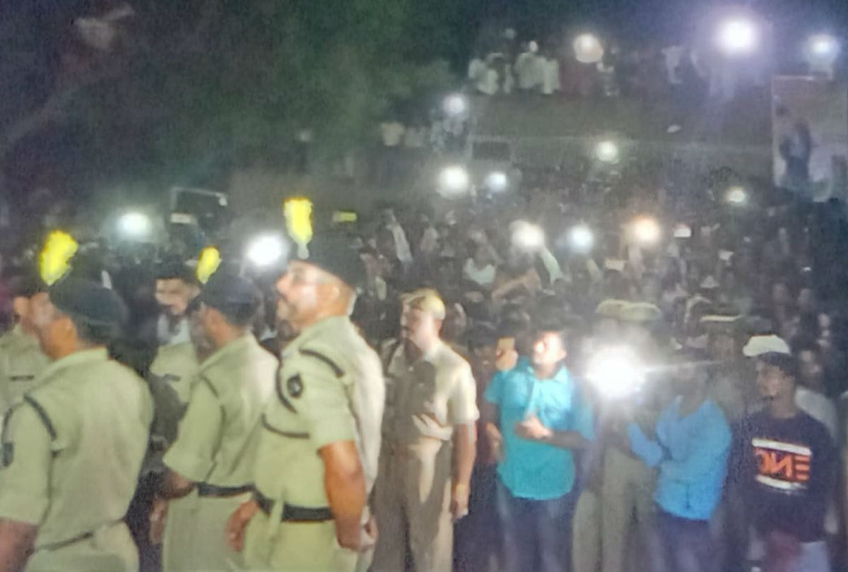 funeral of martyr in light of mobile torch in firozabad