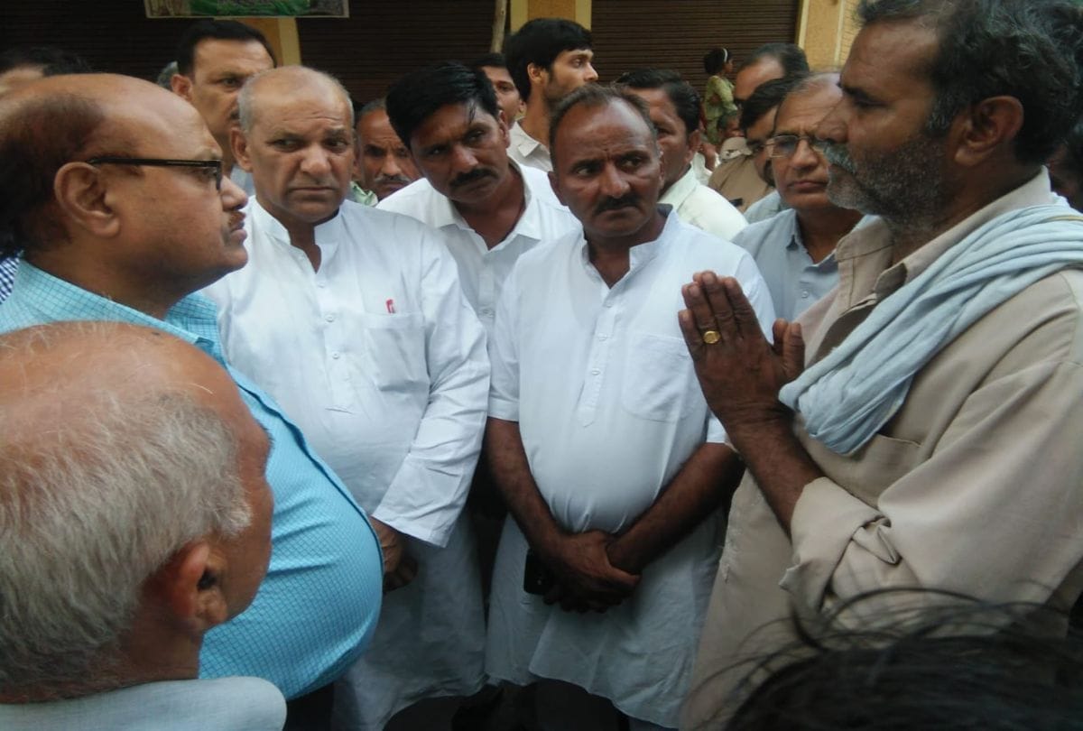 funeral of martyr in light of mobile torch in firozabad