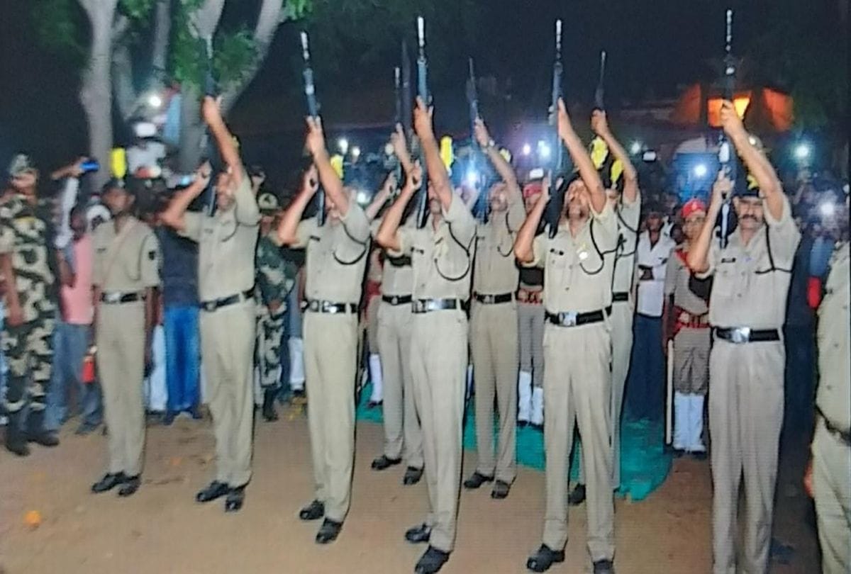 funeral of martyr in light of mobile torch in firozabad