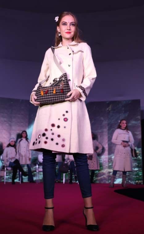 Models shine handicrafts products on ramp