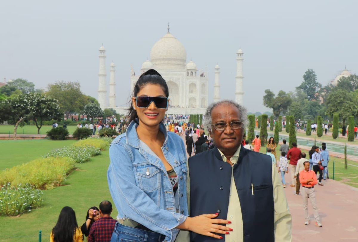 bigg boss fame model Lopamudra Raut visits Taj Mahal