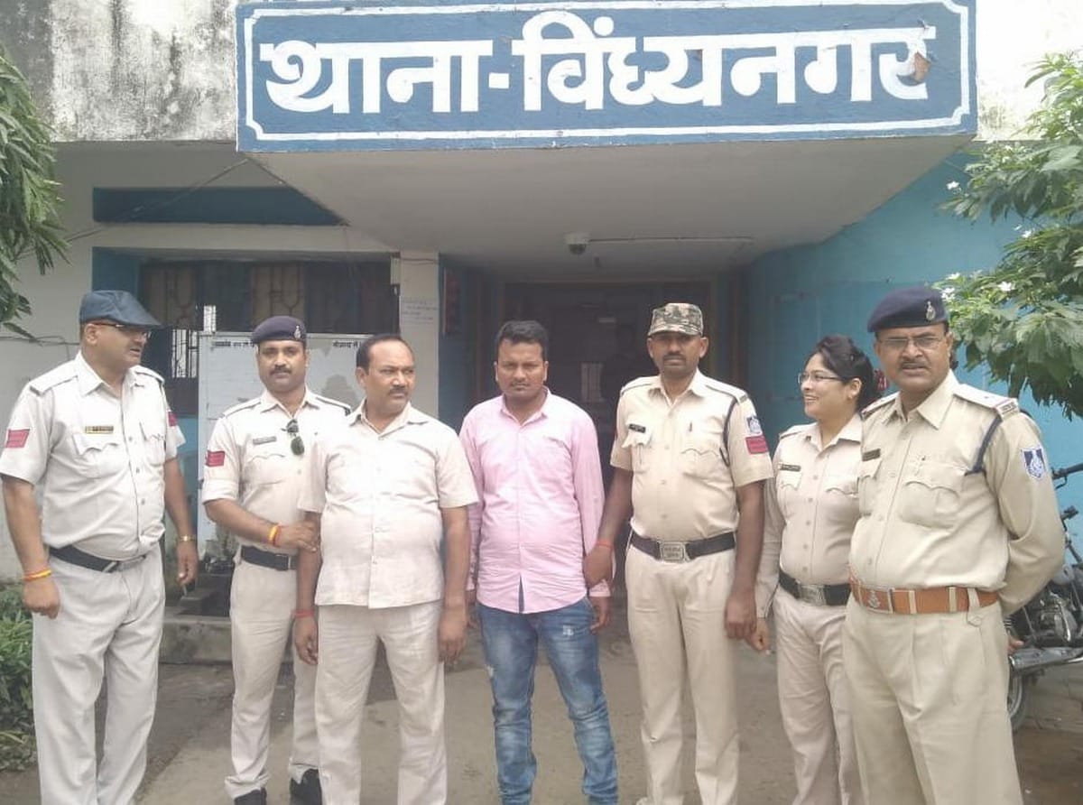police arrested NTPC manager for stealing gold bangles in vindhyanagar sonbhadra