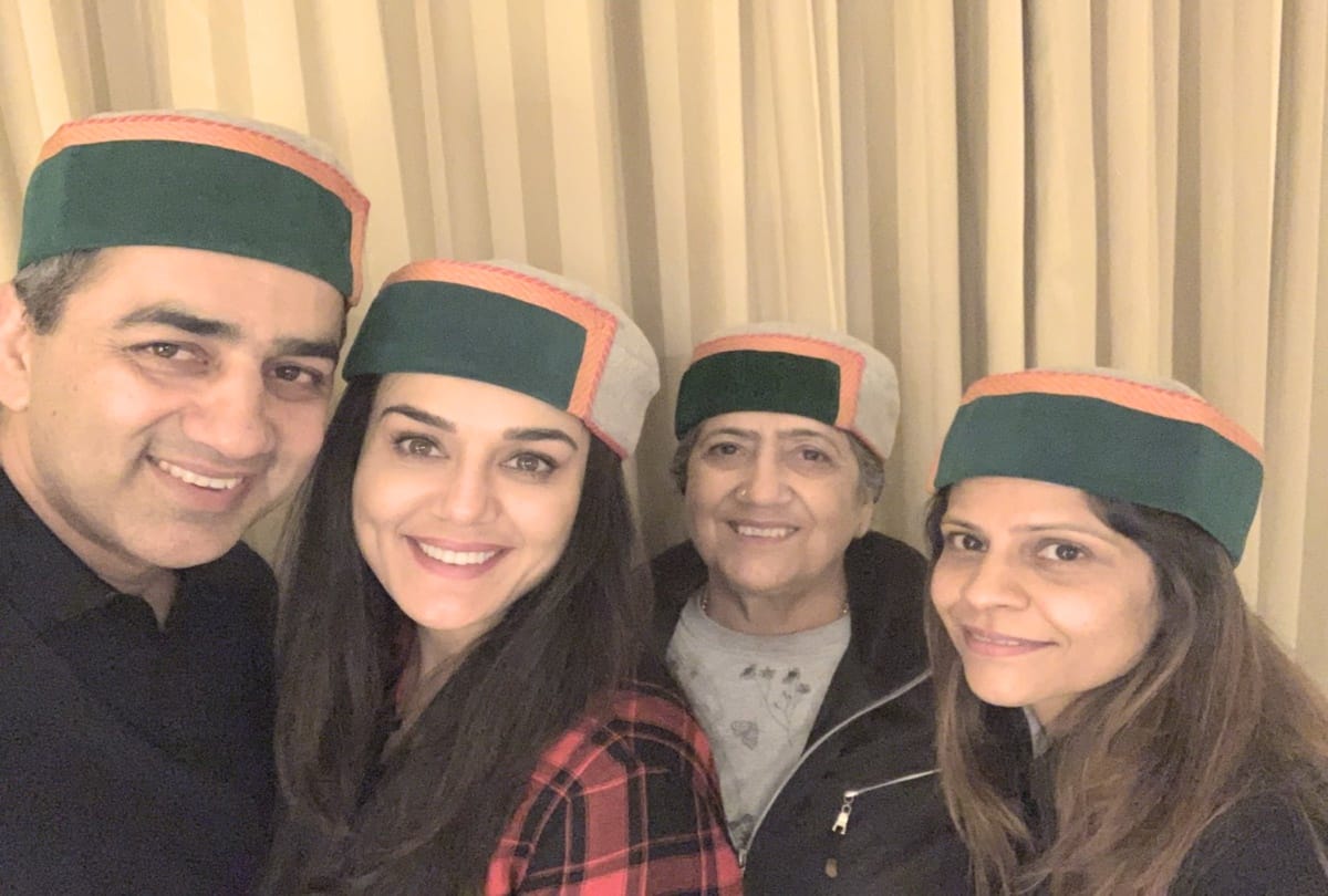 Bollywood 'Dimple Girl' revived childhood memories and took shimla city tour on bike