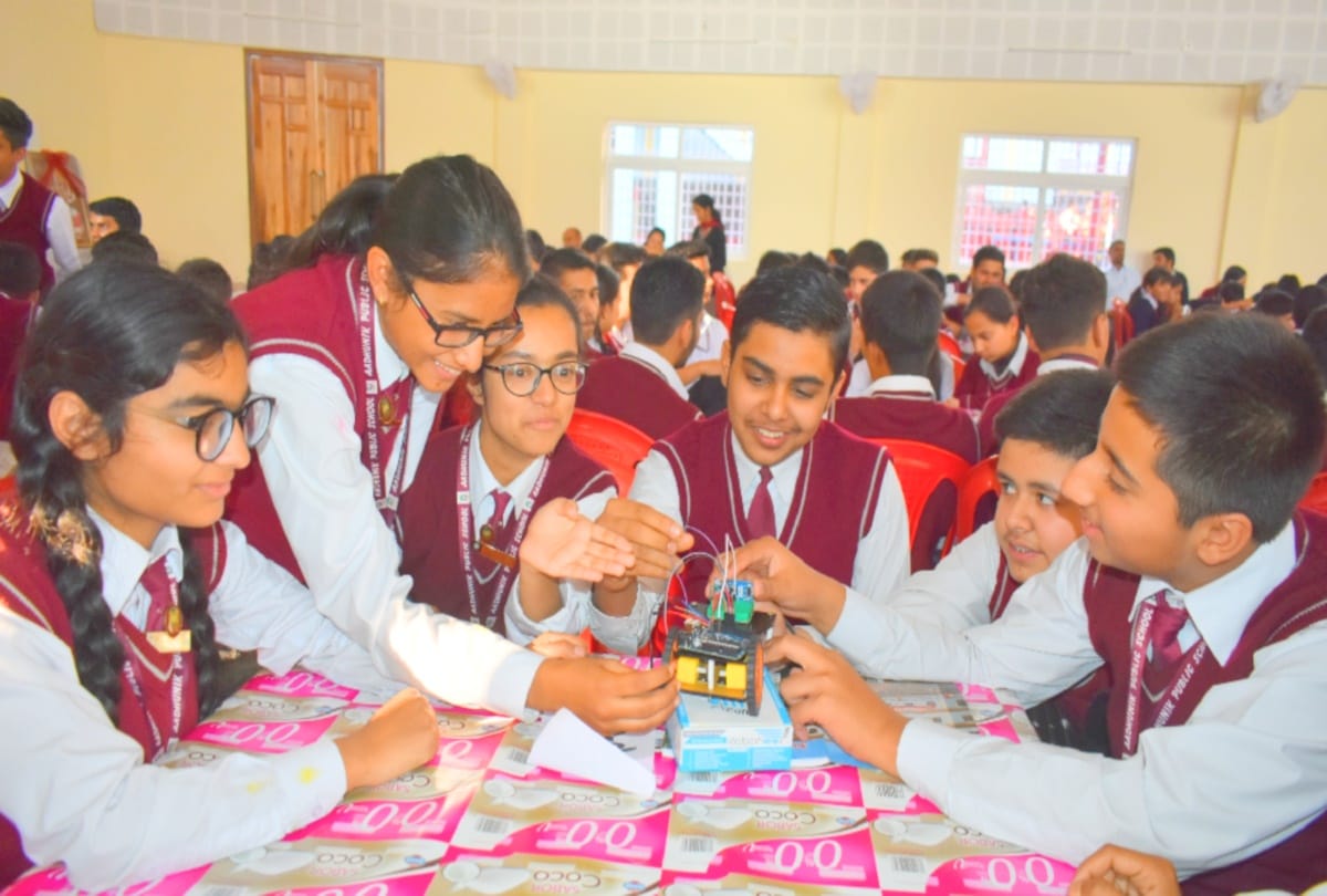 884 children learned to assemble a robot for world record in dharamshala