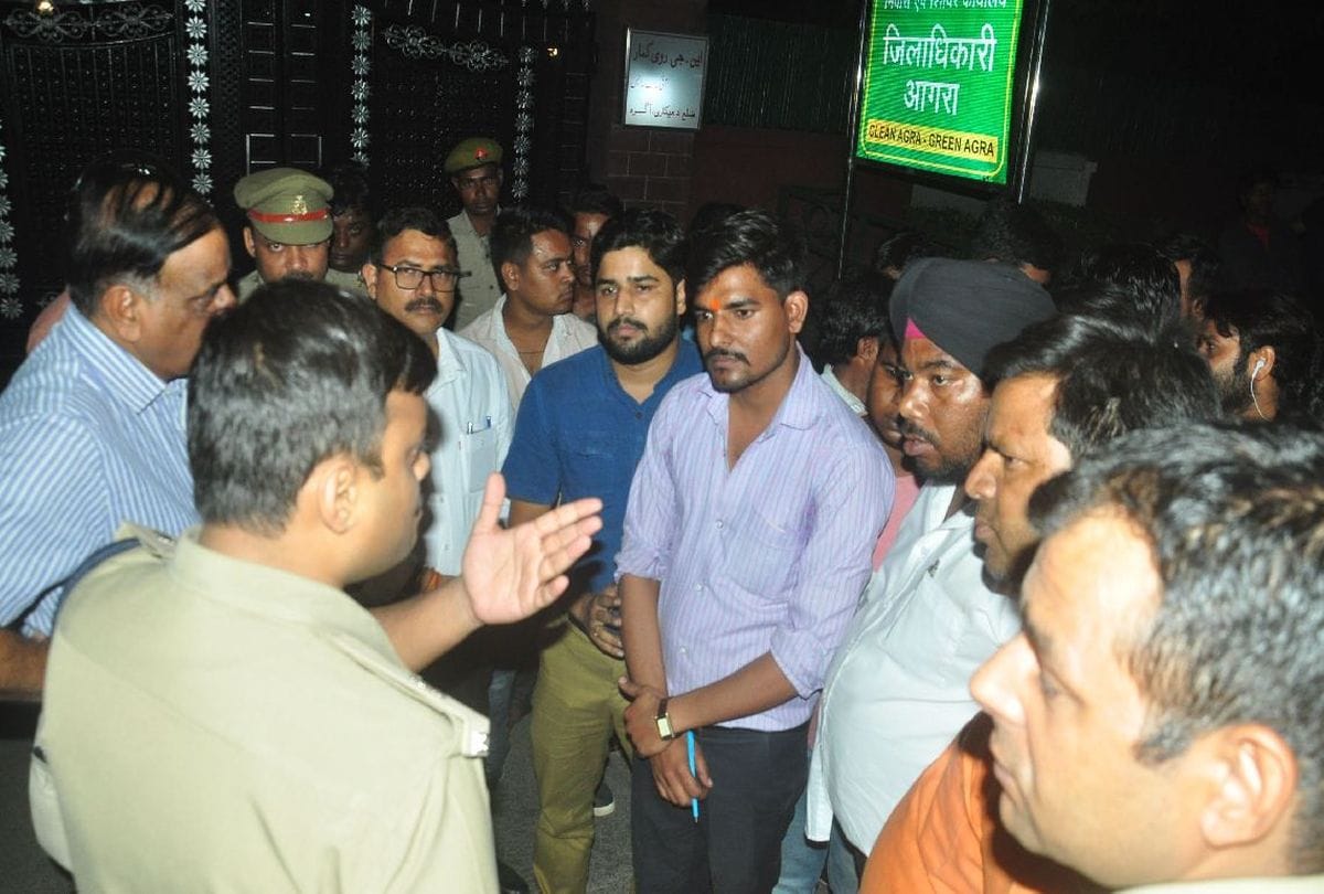 hindu mahasabha workers creates ruckus outside dm office agra