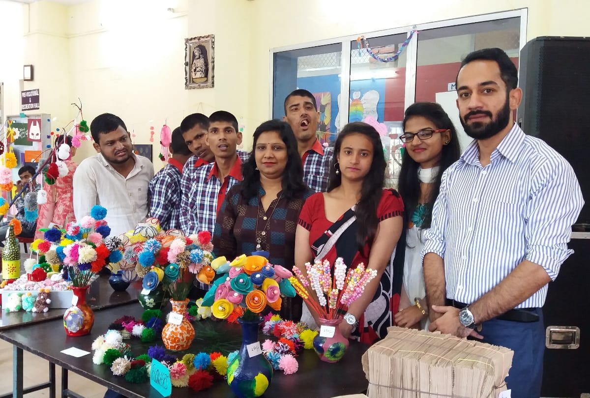 Himachal Pradesh Painting tips to Divyangs by Vasik Sheikh  in Sirmour