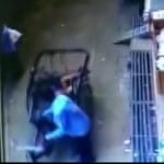 रिक्शे पर गिरा बच्चा