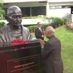 रामनाथ कोविंद ने गांधी की प्रतिमा का अनावरण किया