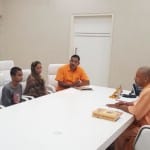 मुलाकात के दौरान मुख्यमंत्री योगी व कमलेश का परिवार।