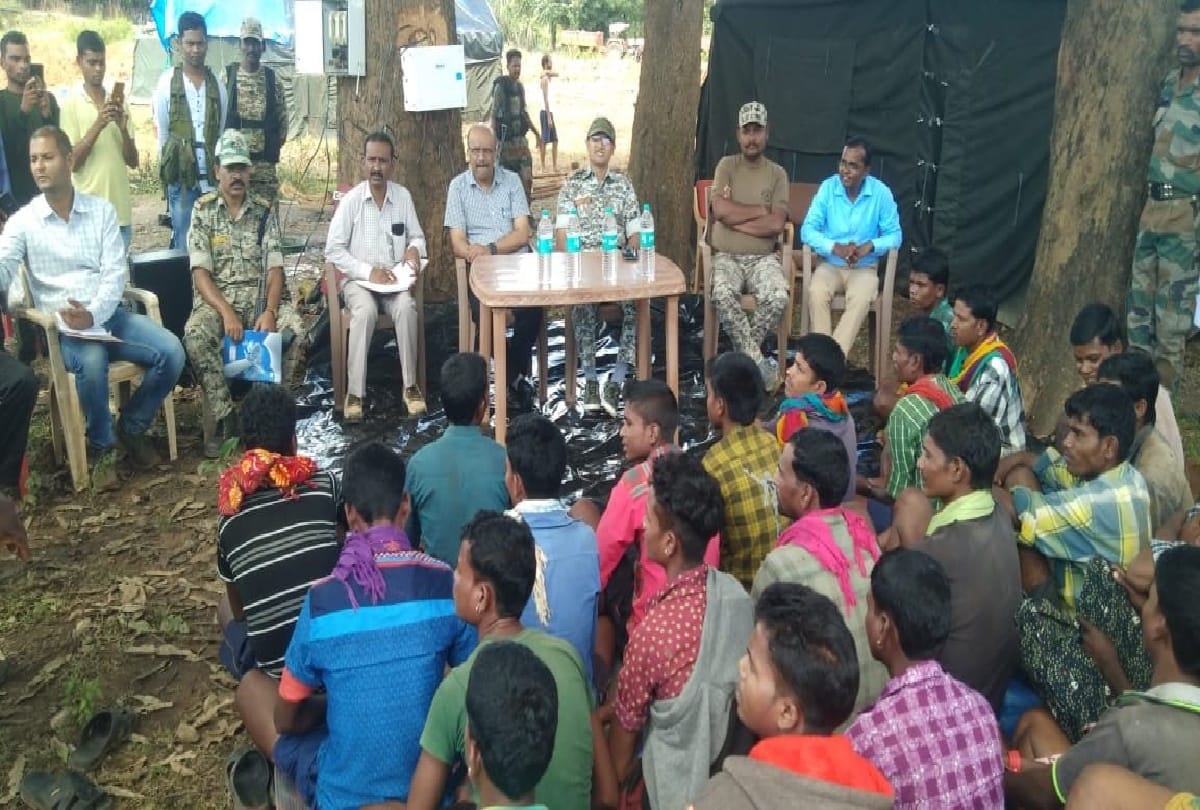 28 naxals surrendered at the new police camp in Dantewada Chhattisgarh