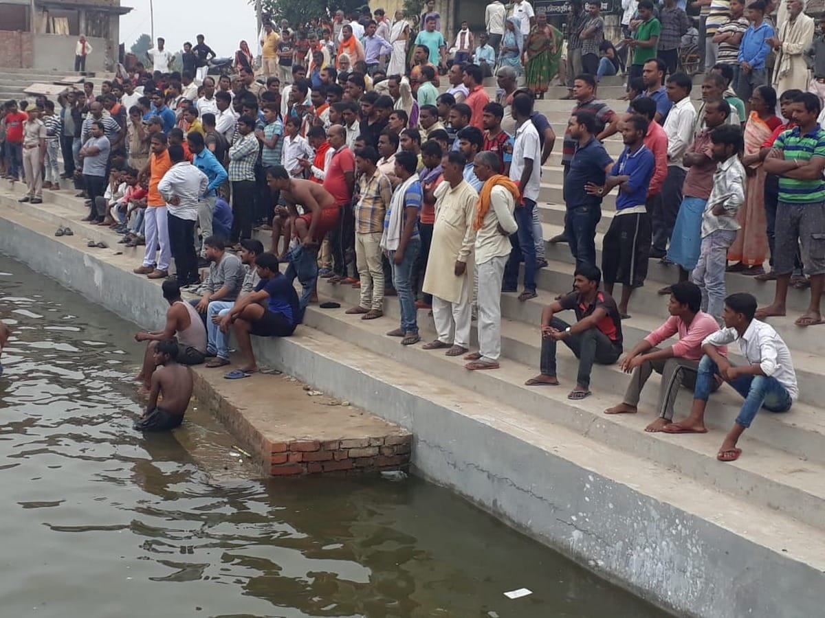 man died drown in pond for saving drowning child in bairiya ballia
