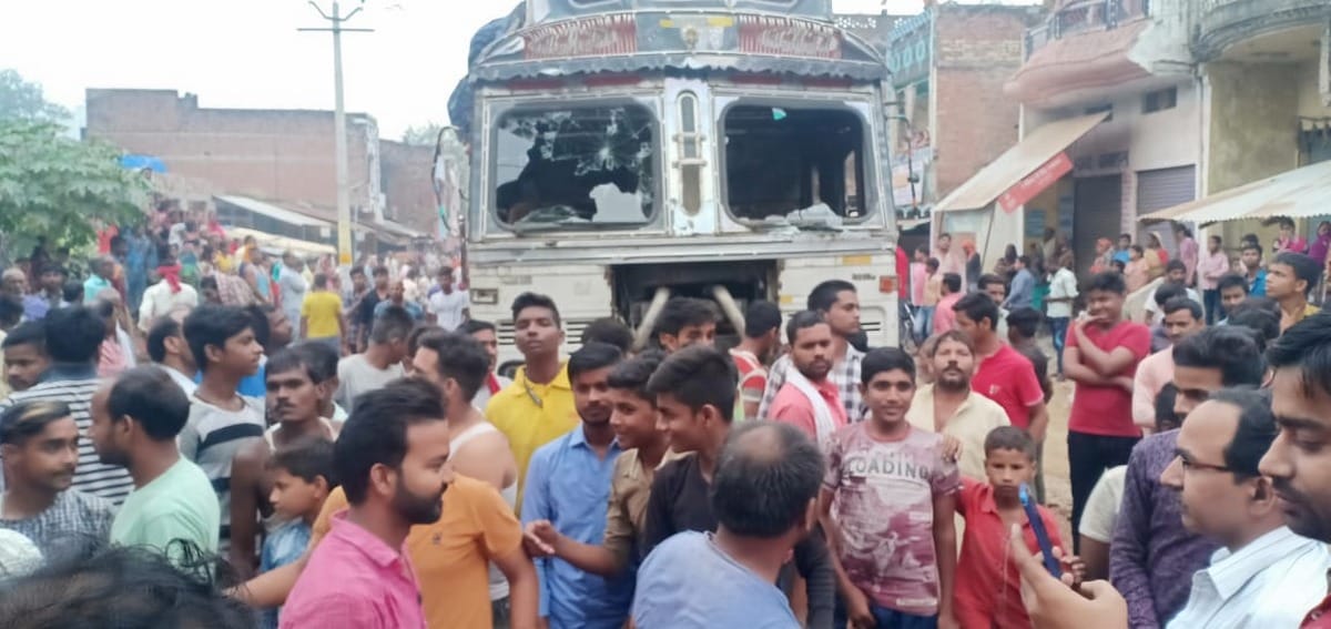 woman died and old man injured by truck accident in kamalpur bazar chandauli
