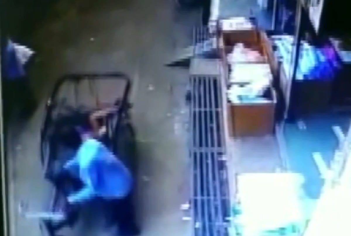 Tikamgarh A child fell from a building on a rickshaw that was passing on road below