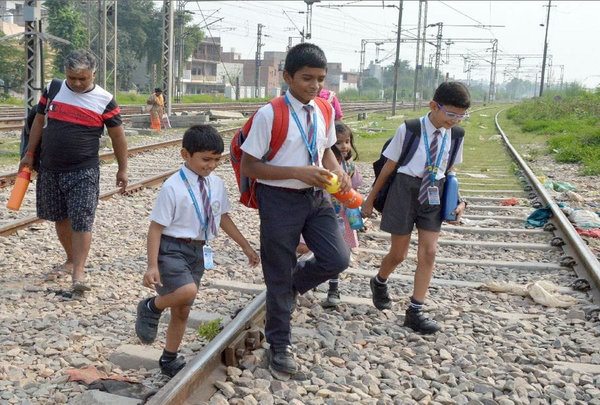 Student Goes to School From Railway Track and Under Train Life in Full Denger