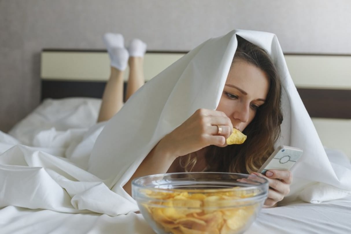 habit of eating food in bed is harmful for health it causes disease