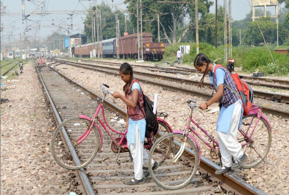 Student Goes to School From Railway Track and Under Train Life in Full Denger