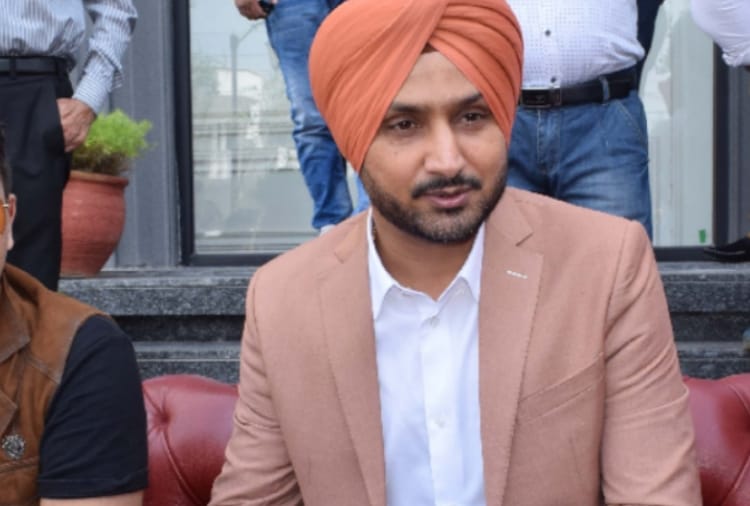 Indian cricketer Harbhajan Singh reached Jalandhar of Punjab