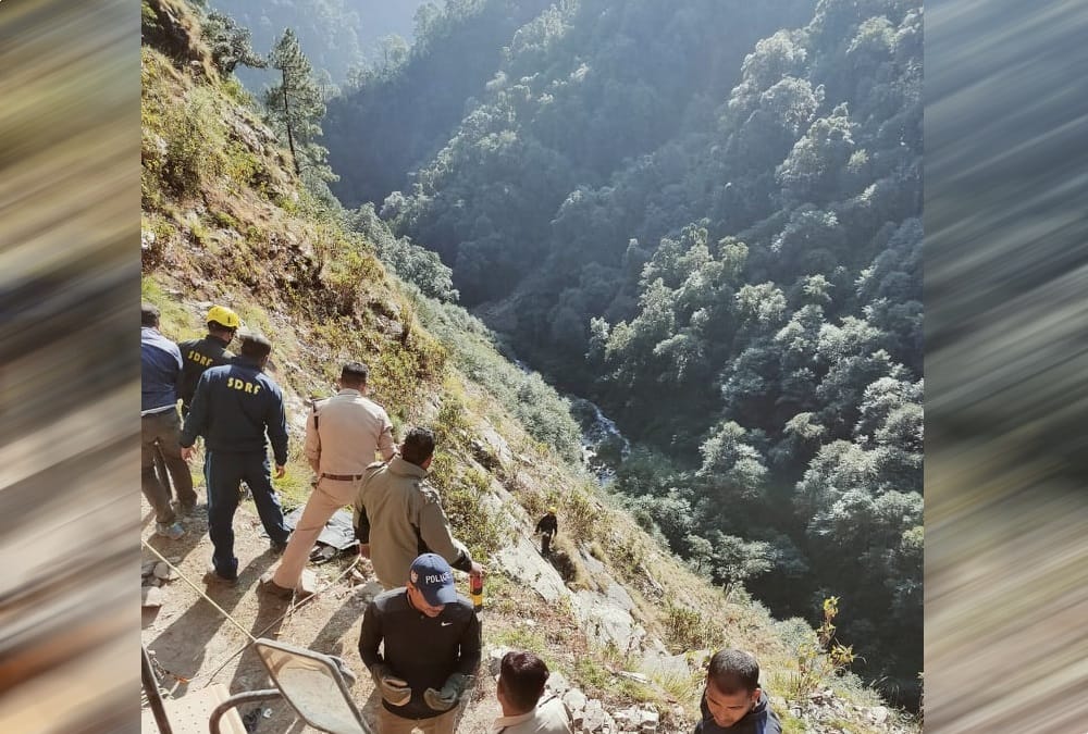 Uttarakhand News: Bike And Car fell into ditch during landslide in rudraprayag Eight People Killed
