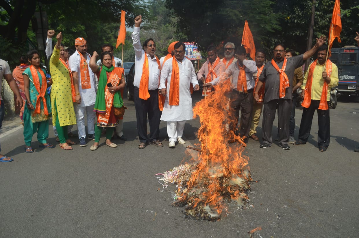 Shiv Sena protest against commissioner in protest of murder