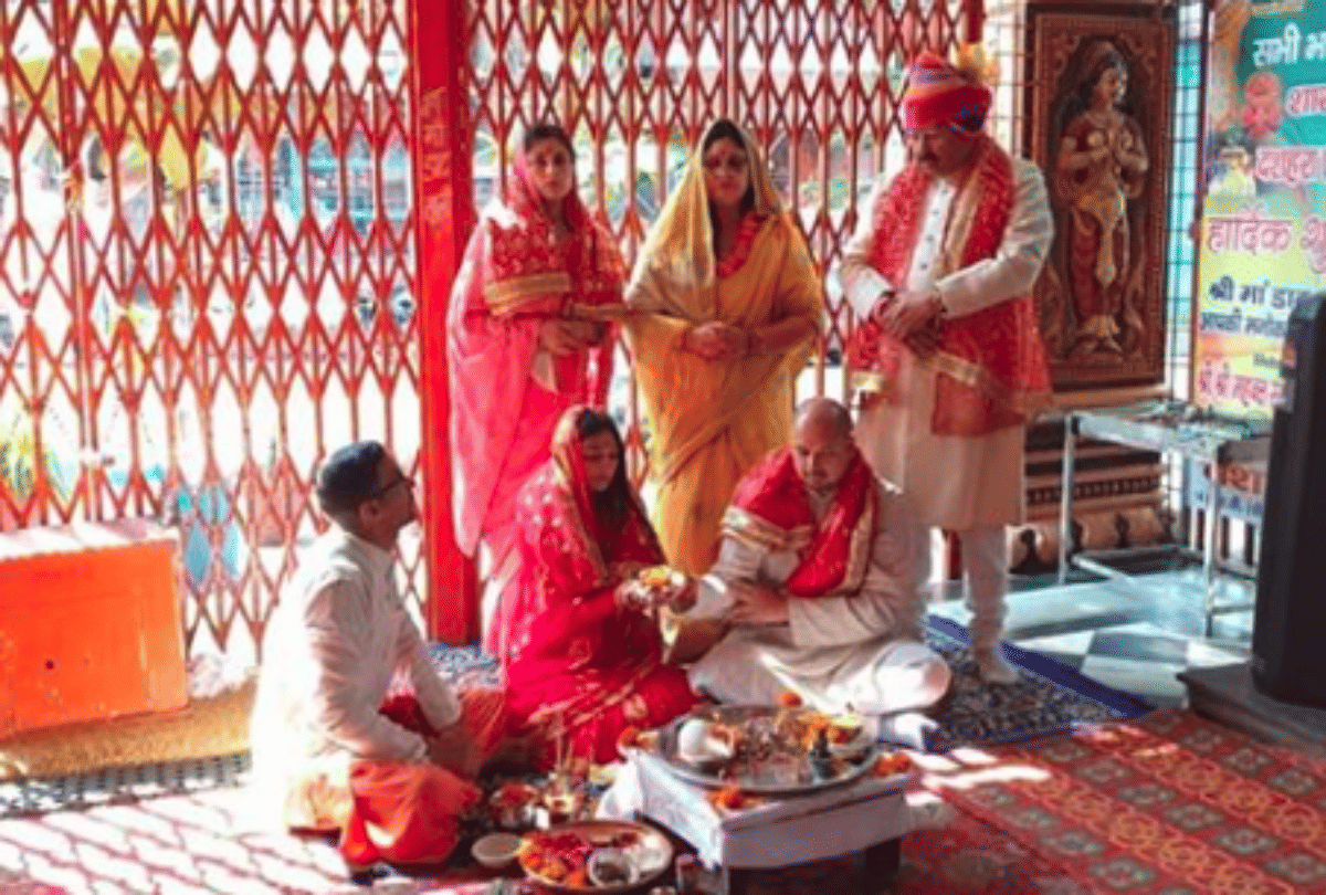 Mohena Singh Visited Temple after Marriage with Husband