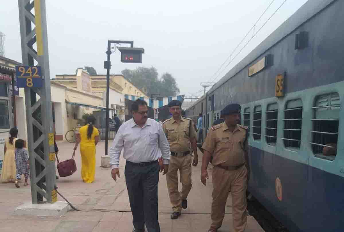 Gas leak in the kitchen coach of Vada-Jodhpur express, Train standing at Fatehpur station