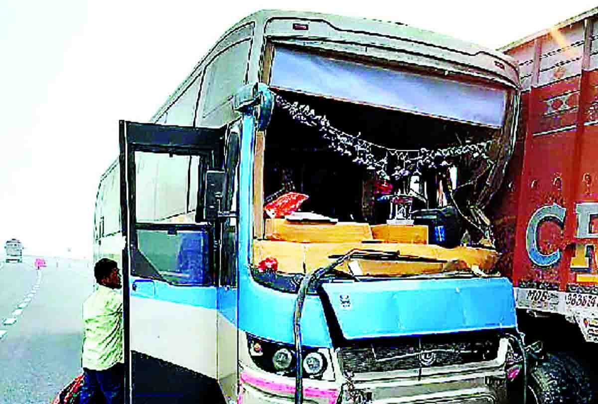 truck bus accident on agra lucknow expressway