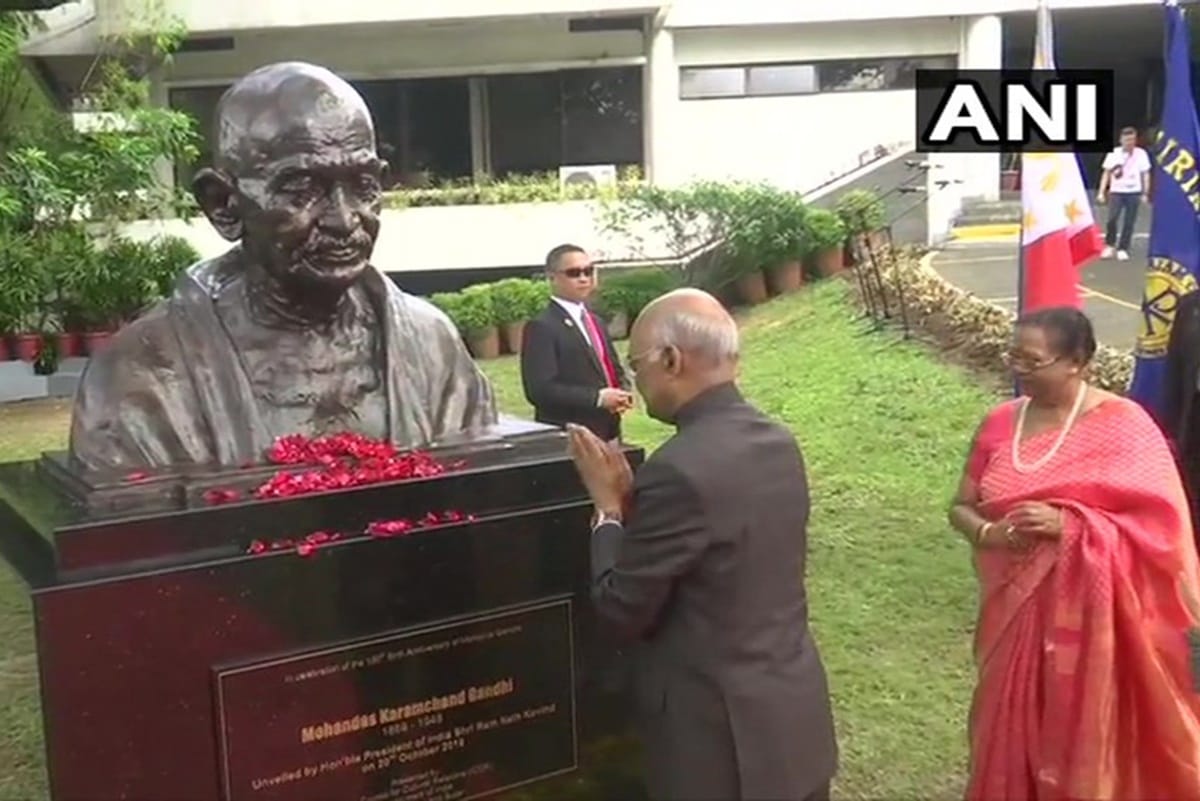 President Ram Nath Kovind unveils the bust of Mahatma Gandhi in Manila, Philippines