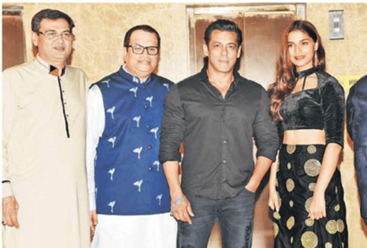 salman khan loses his temper when fan take selfie at ramesh taurani diwali bash
