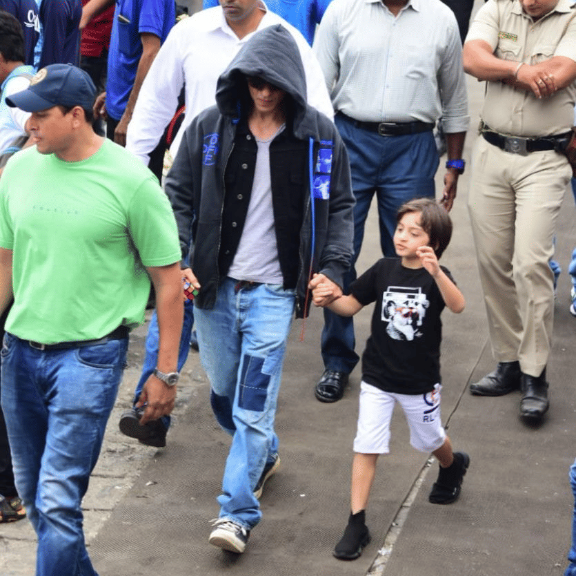 shah rukh khan and gauri khan throw party at alibaug bungalow photo viral