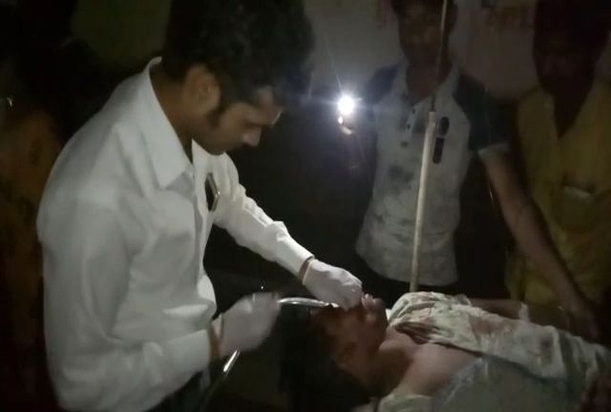 Stitching the injured in mobile flashlight in the Government Trauma Center