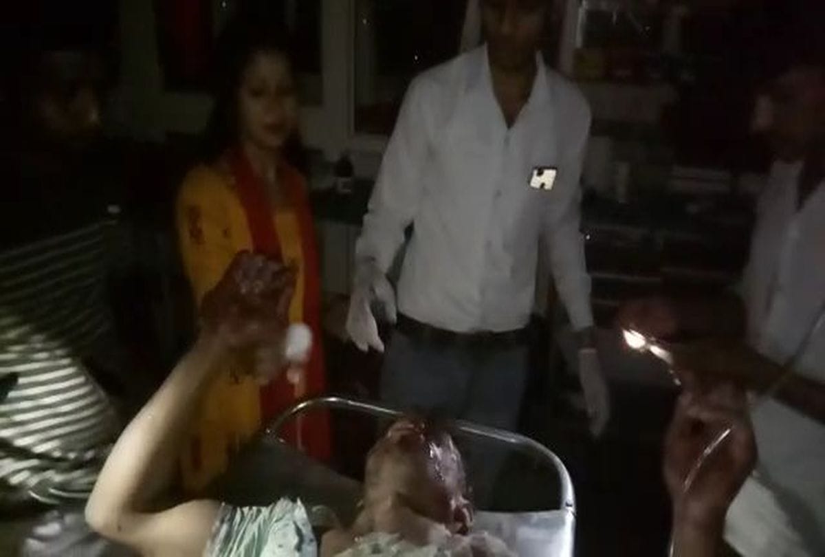 Stitching the injured in mobile flashlight in the Government Trauma Center