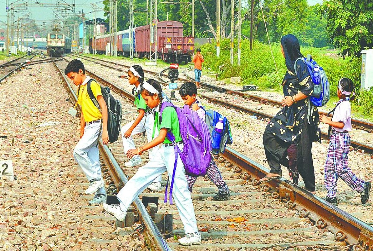 Student Goes to School From Railway Track and Under Train Life in Full Denger