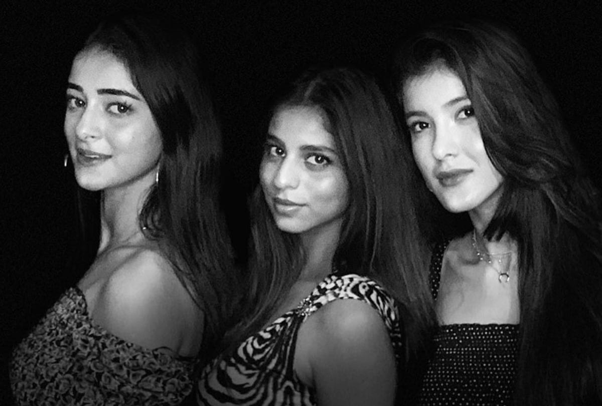 suhana khan latest picture looks stunning with ananya pandey and shanaya kapoor