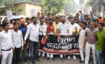हिंदू नेता की हत्या के विरोध में कलक्ट्रेट के बाहर प्रद्रर्शन करते हिंदू संगठन के पदाधिकारी।