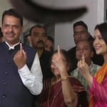 मतदान के बाद सीएम फडणवीस और उनकी पत्नी