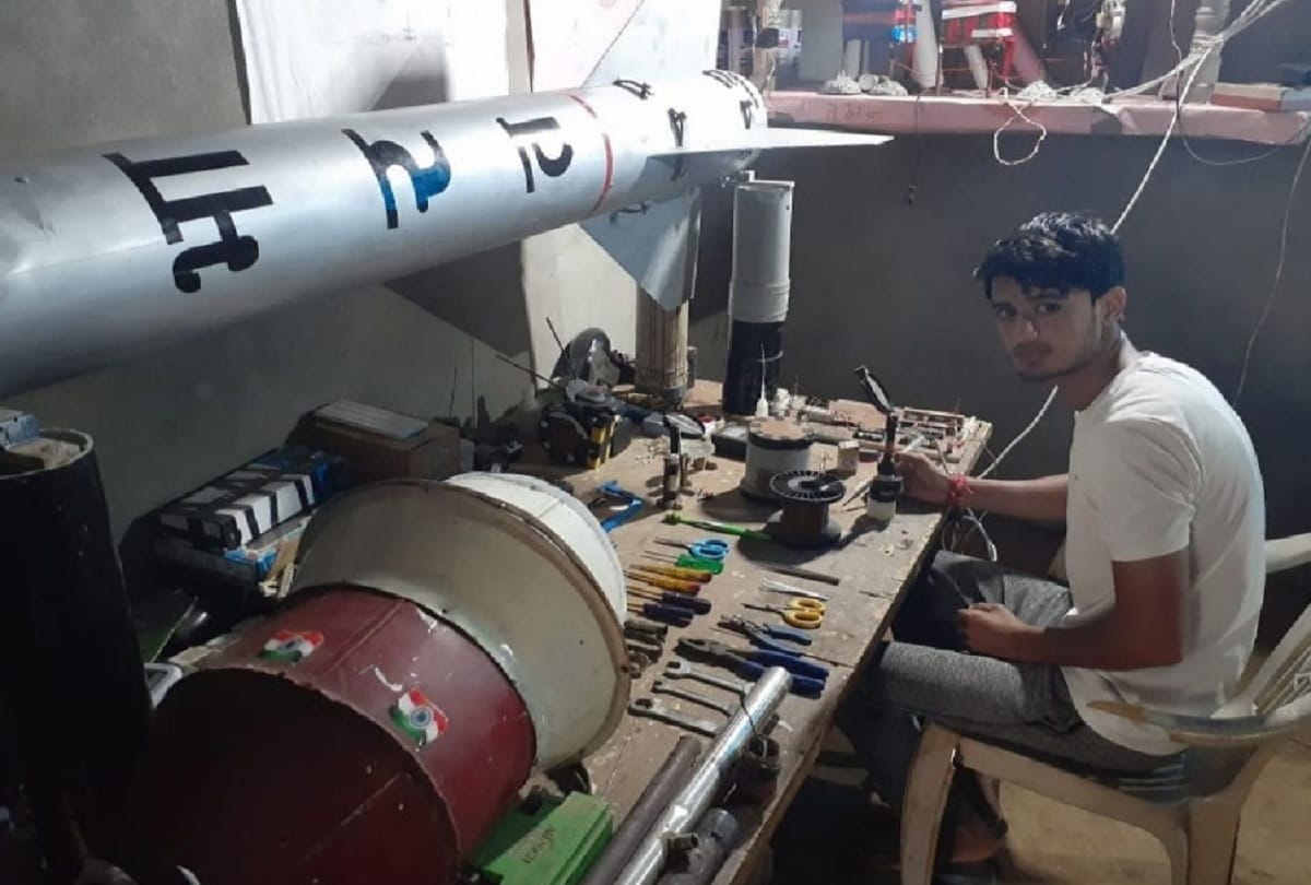 Inter Pass Gautam made a model of missile in mathura