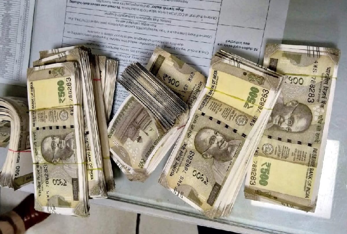 4.64 lakh fake note found from unclaimed bag in metro station
