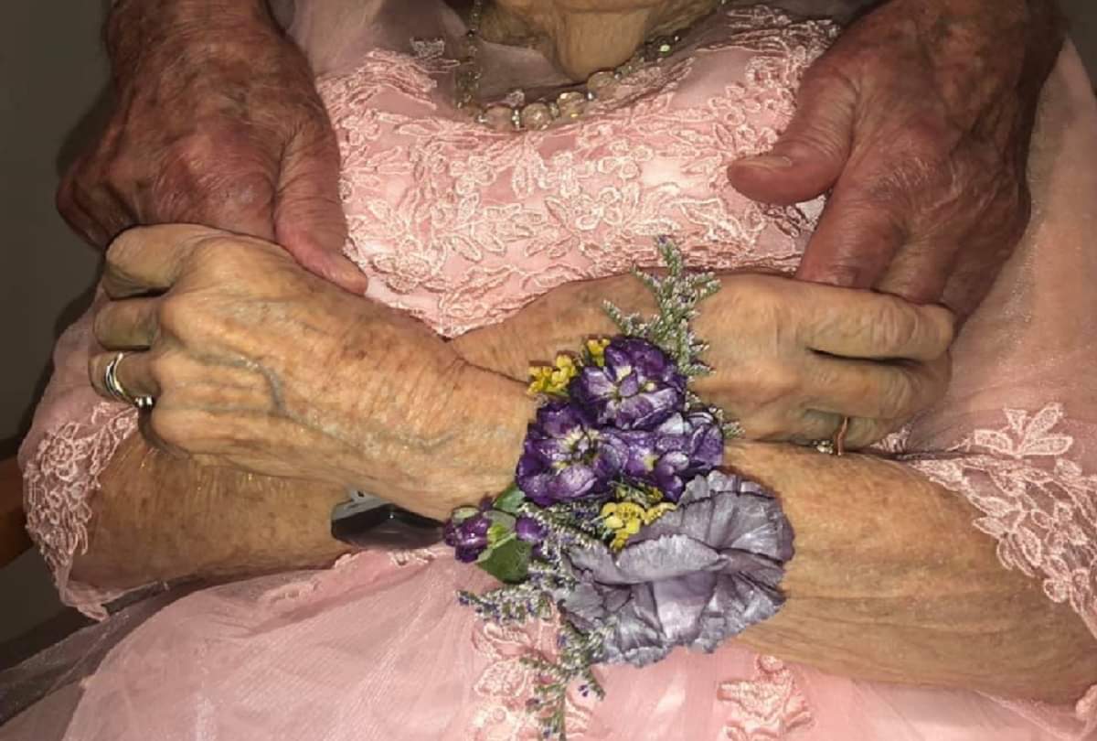 Man became emotional after seeing wife dressed as a bride of on 72nd marriage anniversary