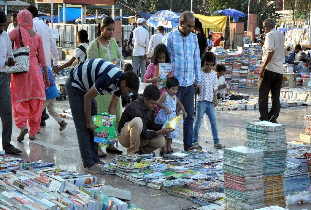 seventy five percent cheap book in comparison to online available at Sunday book market delhi  