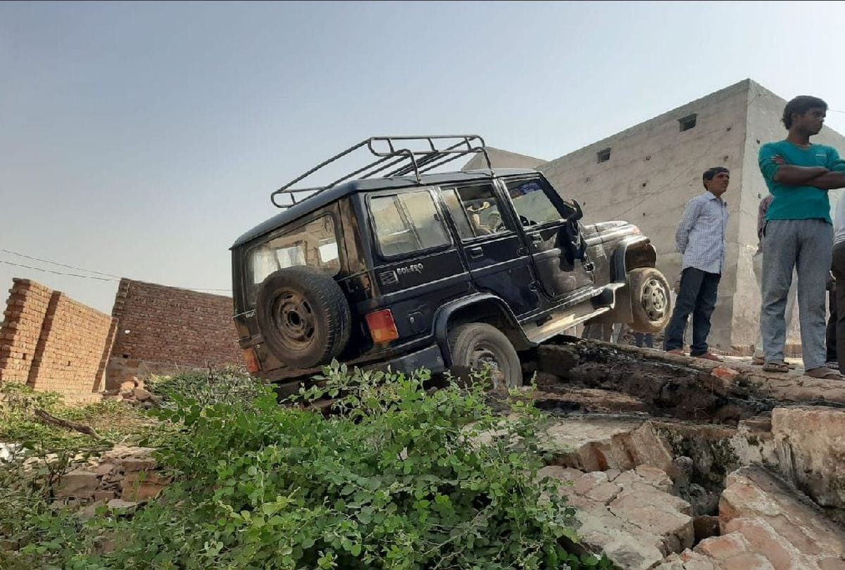 devotees car accident on Nandishwar hill in mathura