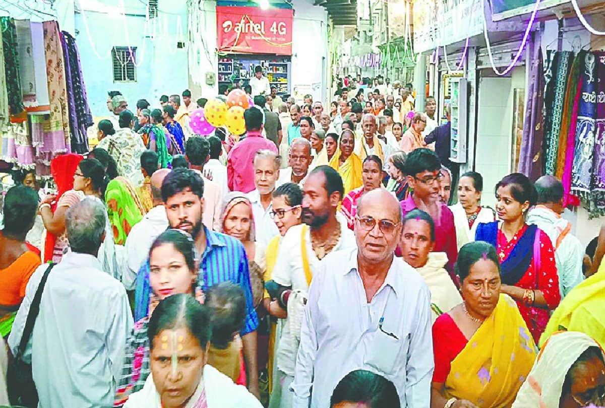 devotees took holy bath in radharani kund on ahoi ashtmi in mathura
