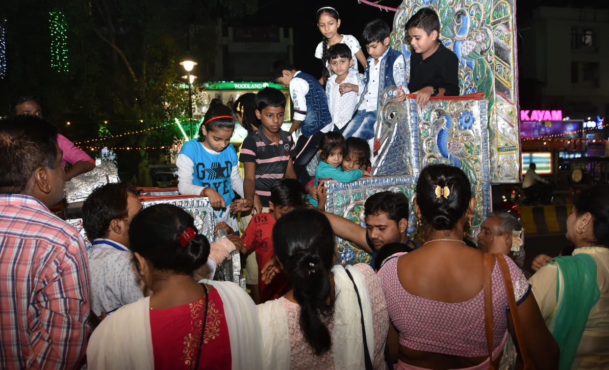 amarujala carnival ; chirped faces, aburst of happiness in hearts