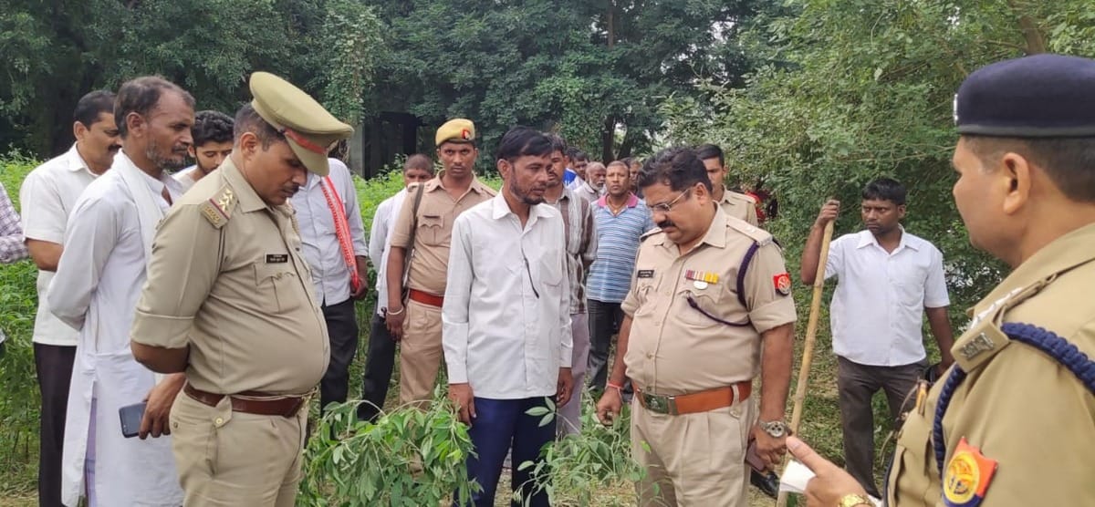 dead body found of auto driver in field jiyanpur azamgarh